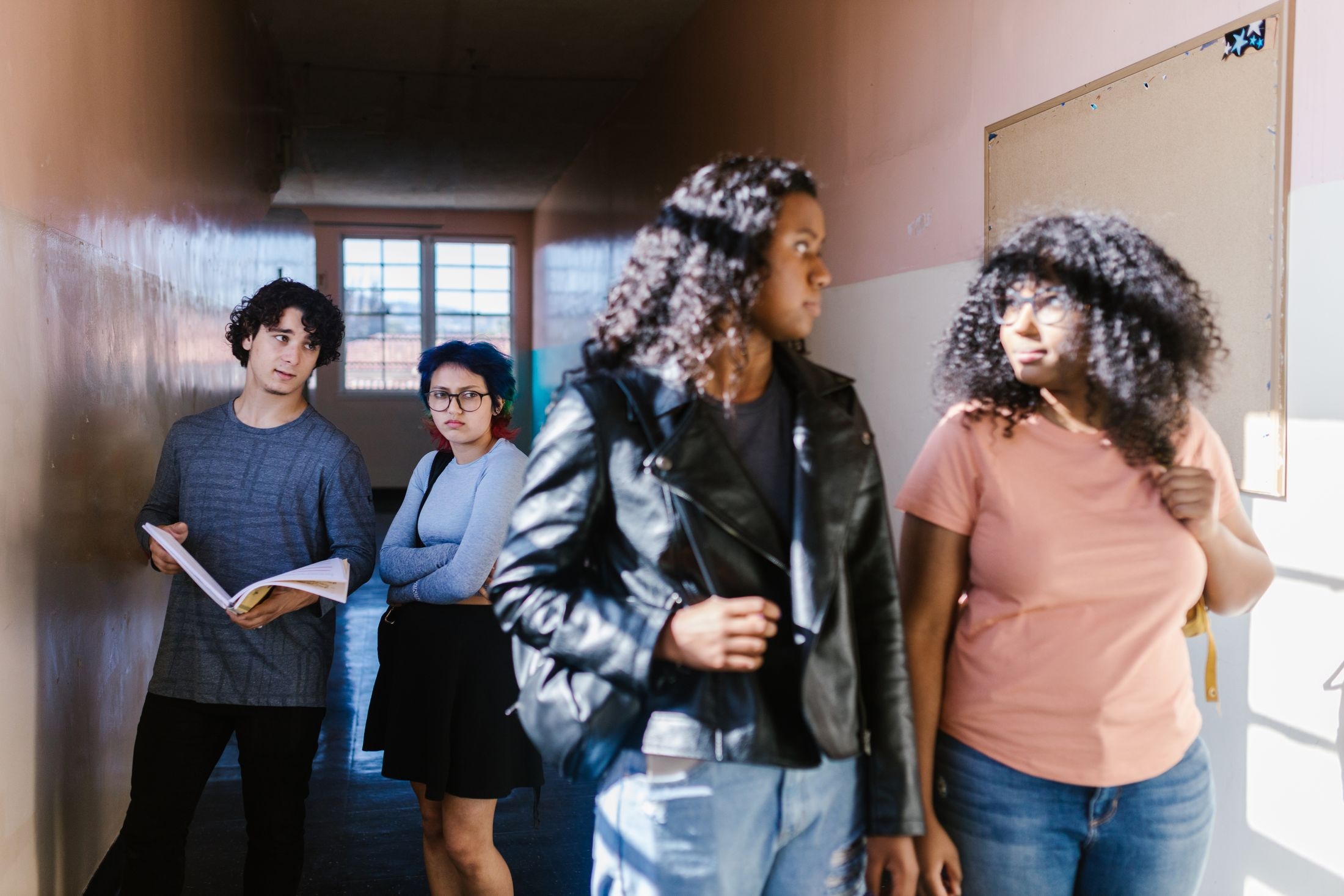Estudantes do ensino médio conversando no corredor da escola
